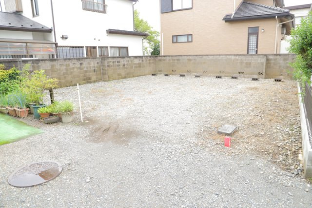 土地を買う際、住む地域の自治体や福祉の補助制度にも注目してみましょう。子供や老人の医療補助やゴミ出しのルールなど、自治体によってルールに大きな違いがあるため、暮らしやすい土地で判断するとよいでしょう。