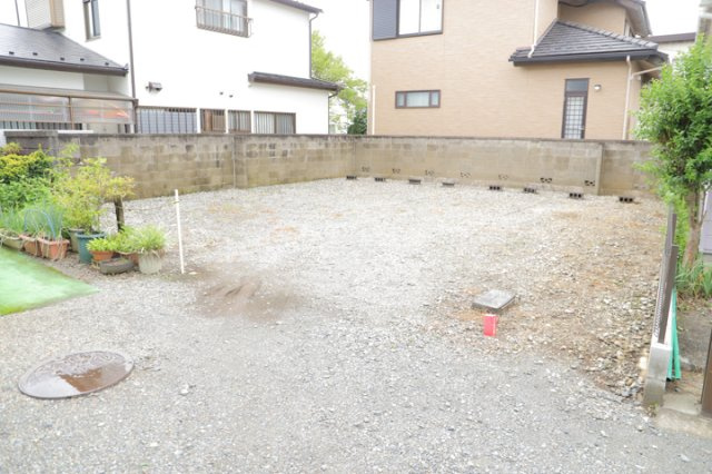 土地の前の道路に消火栓が設置されていることがあります。この場合、道路交通法第45条第1項により、駐車禁止の場所が指定されています。そのため、車庫などの駐車スペースをつくることができない場合があります。