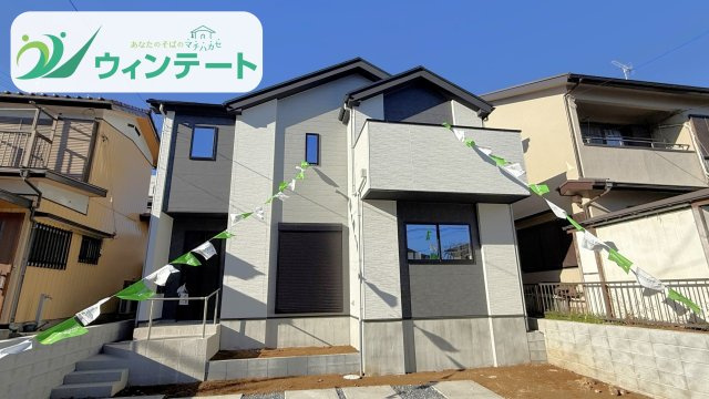 外から見たお写真です♪標準でシャッターがついているのは金銭面的にも防犯的にも嬉しいですね♪玄関ドアのウッド調アクセントがいい味を出しています♪