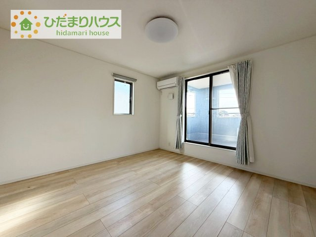 バルコニーに面していて、たっぷり光りの入る明るい主寝室です！