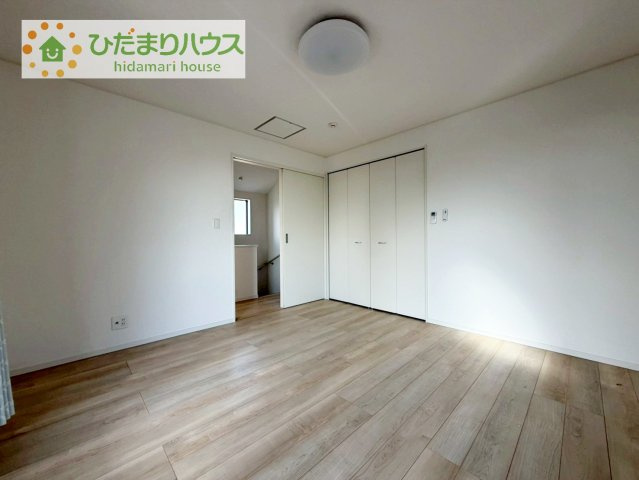 大きなベッドを置いても余裕の広さの主寝室♪