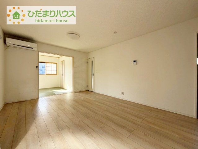 リビングの大きな窓からは、暖かな日の光が降り注ぎます・・・