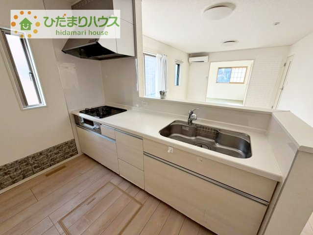 料理をしながらでも、ご家族との会話を楽しめる対面式キッチン♪