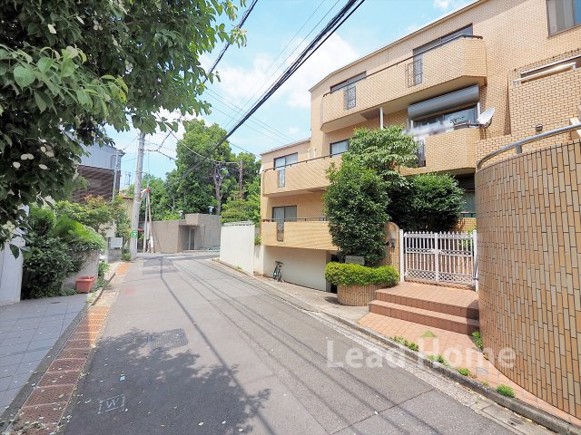 閑静な住宅街に広がる見通しの良いフラットな前面道路！車通りも穏やかで毎日のお散歩も安心感があります♪