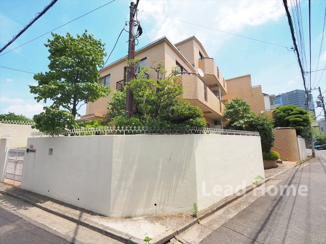 手入れの行き届いた植栽と青空が広がるアプローチ！周囲の街並みにも美しく馴染む落ち着いた佇まいです♪