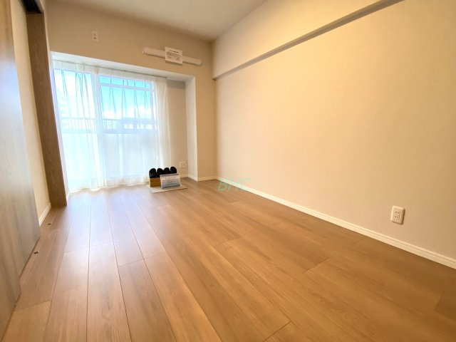 バルコニーへ繋がる5.6帖の洋室は清潔感あるホワイトの壁紙と温もり溢れるカラーの床材です。