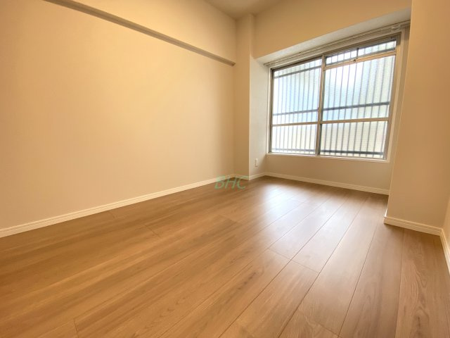 4.4帖の洋室は住まう方でカスタマイズしていただけるシンプルなデザインの内装です。