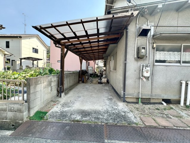 車通りの少ない閑静な住宅街に位置しております。車庫入れもゆとりある良好な環境で、子育てへの安心感もある嬉しい立地です。カーポート付きなので雨天時も濡れたり泥で汚れる心配がありません。