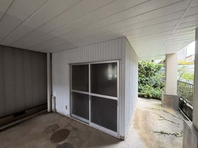 1階車庫の奥に配置された倉庫。引き戸による出入りが可能です