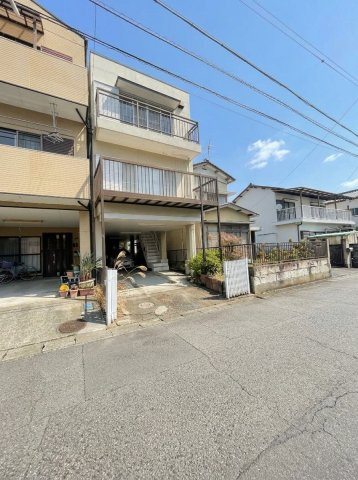 アスファルト舗装の前面道路。周辺には戸建て住宅が並んでいます