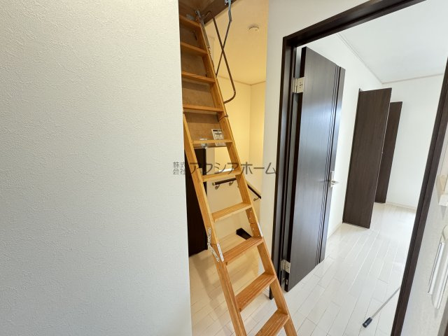 2階廊下上部小屋裏収納はしご