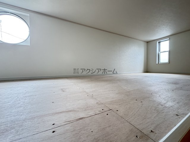 2階廊下上部小屋裏収納