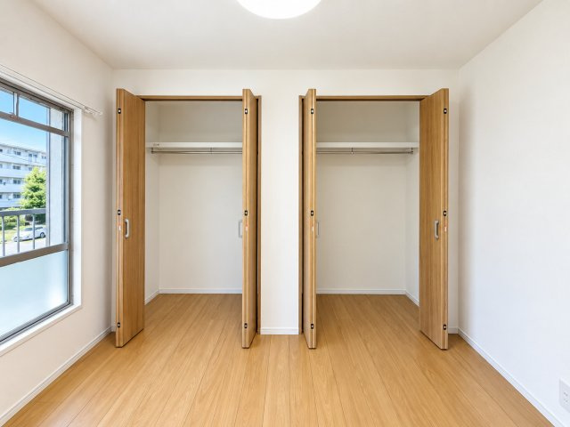 ◆室内はいつも明るい印象なので気持ちの良い朝を迎えられます。各部屋にはクローゼットを完備しており、収納が多いお家はすっきりして快適空間です。　