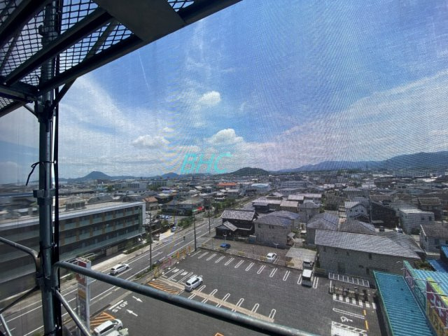 青い空が広がる開放的なバルコニー。