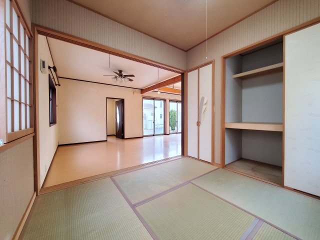 ゆったりとした和室は、ごろ寝やお昼寝にもぴったり。家族に癒しを与えるくつろぎの場所です。