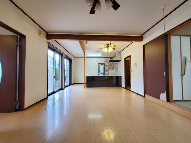 戸建ならではの静かな環境が魅力。家族がゆっくりとくつろげる、やさしい時間が流れるリビングです。