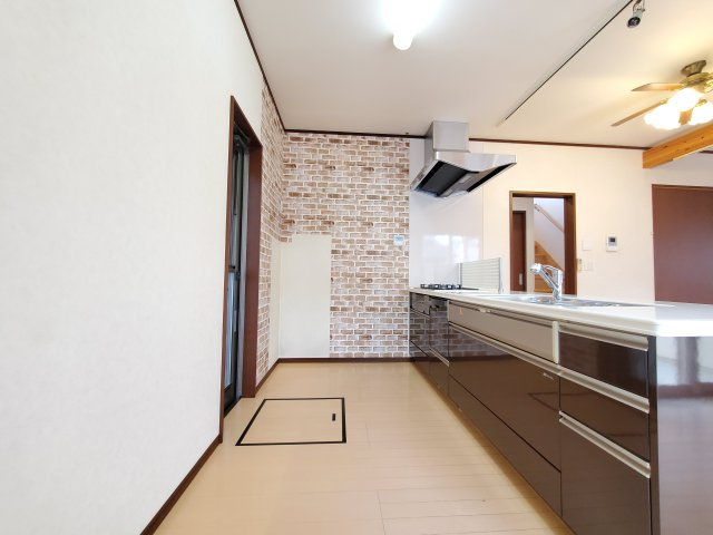 明るく清潔感のあるシステムキッチンは、料理時間を心地よく過ごせる嬉しい空間です。