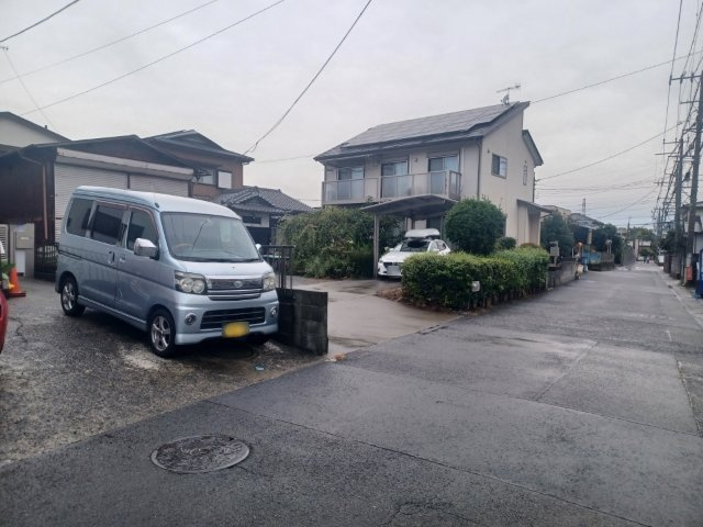 住宅用の土地では前面道路に2m以上接していなければならないと法律で定められています。しかし、お持ちの車のサイズやライフスタイルなどにより、2mでは利便が悪い場合もございますので、事前に確認しましょう。