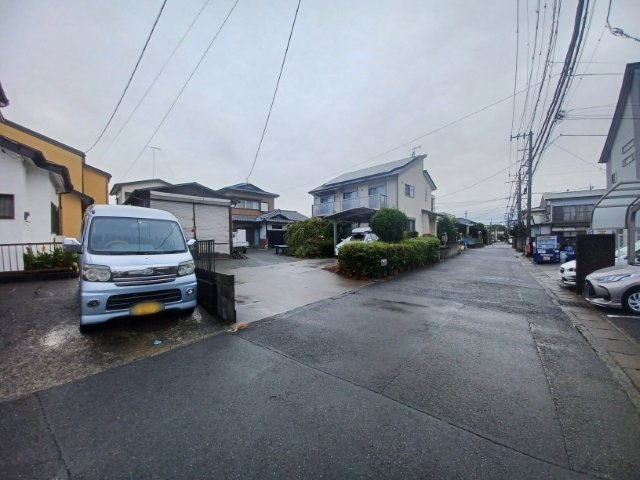 道幅が広い場所は日当たりや風通が良好です。幅が広いのですれ違いも可能ですし大きな車でも駐車可能！一方で、大型車が通ることも多くなるため交通量の増加により騒音に繋がります。また土地の値段が高くなります。
