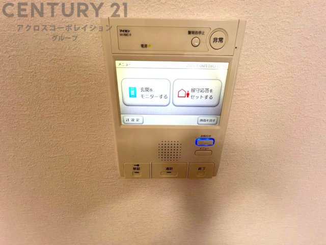 訪問者が来たときにテレビ画面で確認できるため、安心してドアを開けられます。録画機能があるものもあり、留守中に来訪者を記録しておくことができます。利便性が高く、セキュリティ面でも安心です。