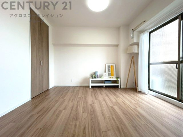 明るい色合いのフローリングとクロスを使用した洋室は家具やインテリアとも調和しやすく空間が広く感じられ開放感を生み出します。自然光を効果的に反射し、室内を明るく保つため、日中の照明使用を抑えられます。