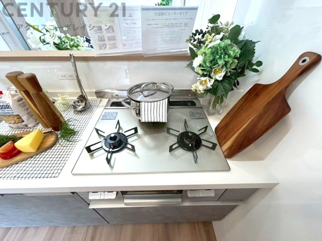 多数の調理器具を同時に使用でき、料理の効率化が可能。省エネで節約になり、様々な料理スタイルに適応できます。また、火力調整が独立しており、手入れや掃除もしやすく、今よりもっとお料理が楽しくなるかも。