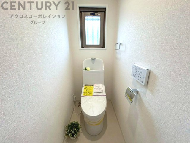 温水洗浄便座付トイレは温水洗浄機能により、暖かい水でおしりを洗浄することができ、冷たい水を使う従来の便座に比べ、温水洗浄機能で暖かいトイレを提供し、快適な使用を可能にします。
