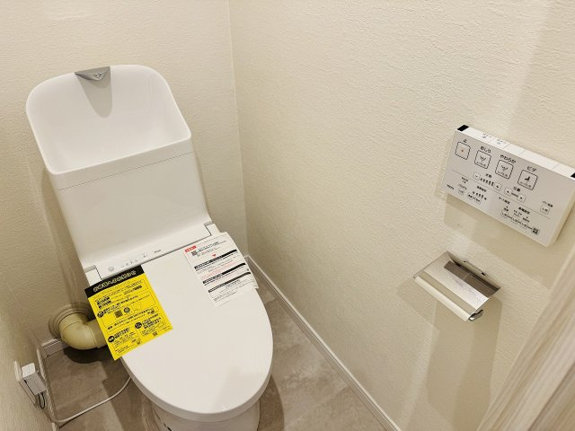 ～新規交換済、暖房温水洗浄機能付きトイレ　冬場は特に嬉しい機能ですね～
