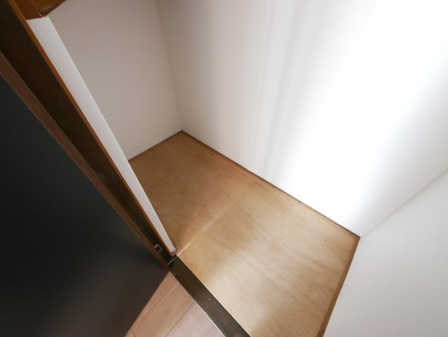 1階　階段下収納