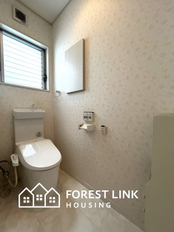 2階のトイレです。窓付きで換気がしやすく、臭いがこもりません。