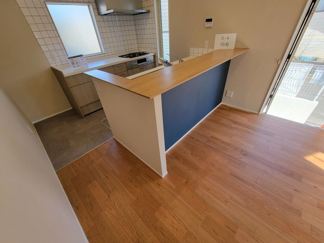 キッチン廻りもフルリフォーム済　お洒落なカウンターキッチンです。