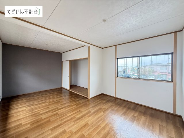 現地(2026年7月撮影)　2階10.5帖洋室