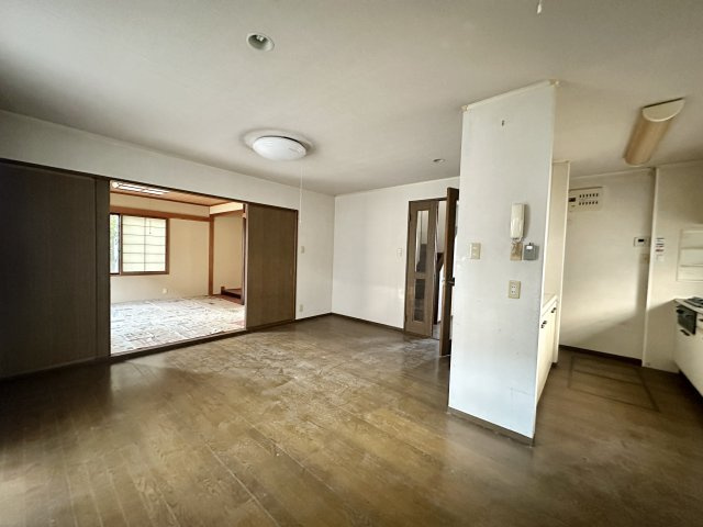 和室とつながる開放的なLDK空間。引き戸を開ければ一体利用ができ家族構成やライフスタイルに合わせた使い分けが可能です。キッチンへの動線も良く日常生活がスムーズ。落ち着いた内装で長く住み続けやすいです。