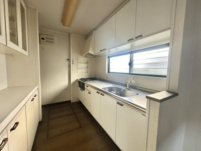窓付きで換気しやすい独立型キッチン。調理スペースと収納がしっかり確保され、日々の家事がスムーズに行えます。生活感がリビングに出にくく、来客時も安心な配置が魅力です。