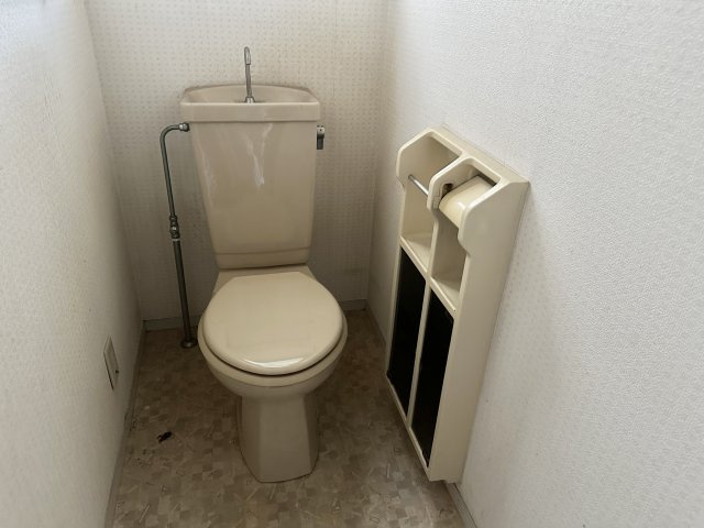 窓があり明るく、換気もしやすいトイレ空間。シンプルな造りで掃除がしやすく、すっきりと使えます。収納棚も備わっており、トイレットペーパーなどのストック管理にも便利です。