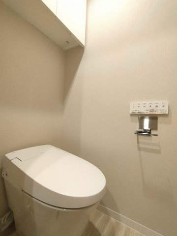 【トイレ】　洗浄機能付きトイレ。上部には収納付で、トイレットペーパー等、買い置きもしやすそうです。