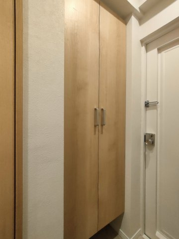 【玄関収納】　シューズボックスは大容量のハイタイプなので、整理整頓してすっきりとした空間を保つことができそうです。
