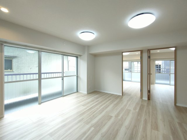 【LDK約12.4帖】　大きな窓があることによって、外との一体感が生まれ、空間をより広く見せてくれます。