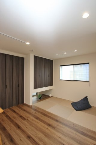 和モダンテイストな畳コーナー。地窓を設けることで風情が感じられ意匠性の高い仕上がりに。【プラン例】建物価格2240万円、建物面積110.95？