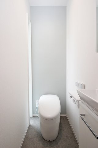 掃除用具などは手洗い下に収納。すっきりと清潔感のあるトイレ。【プラン例】建物価格2240万円、建物面積110.95？