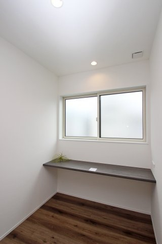 2F廊下に書斎を設置！デッドスペースの有効活用としておすすめ◎家族みんなが使える、ほどよい集中空間。【プラン例】建物価格2240万円、建物面積110.95？