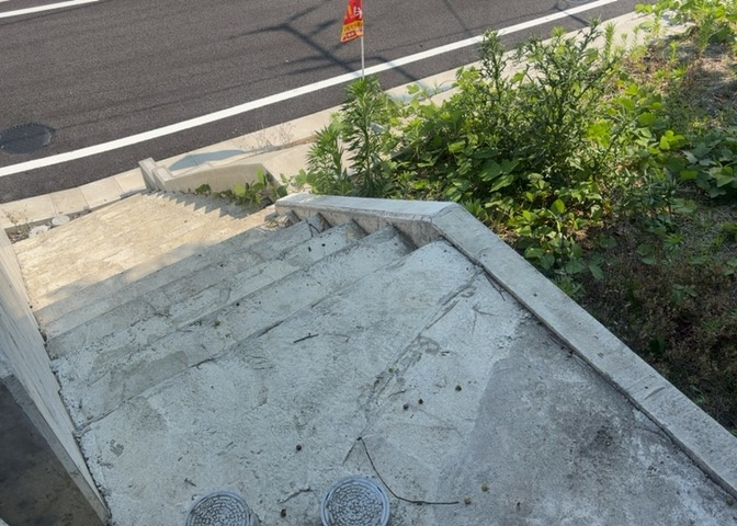 土地の前の道路に消火栓が設置されていることがあります。この場合、道路交通法第45条第1項により、駐車禁止の場所が指定されています。そのため、車庫などの駐車スペースをつくることができない場合があります。