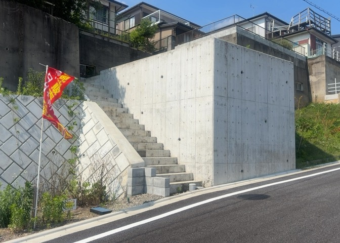 現地に行くなら、物件の周囲の地形がどうなっているかを見ることも大切です。周辺より低くなっている土地では、大雨などで水が集まりやすいため、地盤が弱くなっているということも考えられるため、注意が必要です。