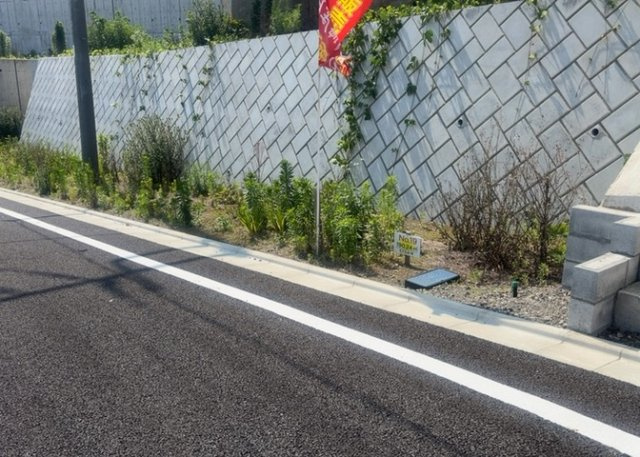 土地購入を検討されている場合、境界杭がない状態で購入してしまうと境界確定測量をする必要があり、費用がかかります。購入の前に、売主、隣土地所有者立ち合いのもと境界を確定し境界杭を設置するのがベストです。