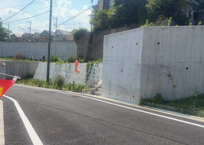 人が暮らすうえで日光は大切な要素となります。日当たりの良さは譲れないポイントですね。併せて近くに大きな建築物の建築予定がないか、あるいはそれが可能な土地が近くにないか事前に確認することもお勧めします。