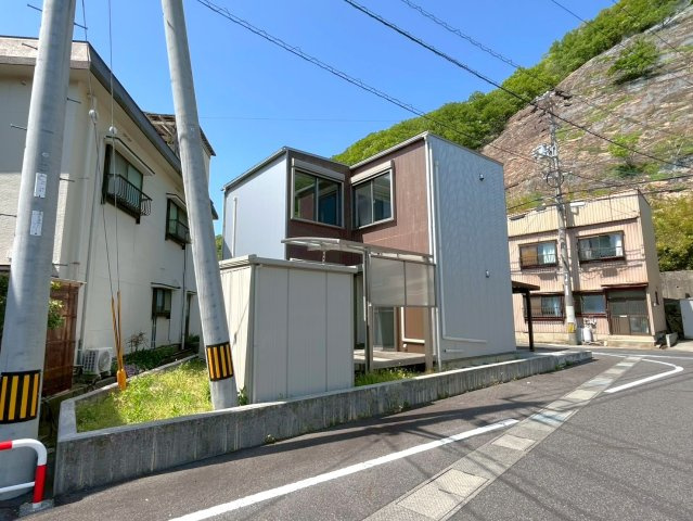 南側はお庭です♪ウッドデッキと倉庫があります。