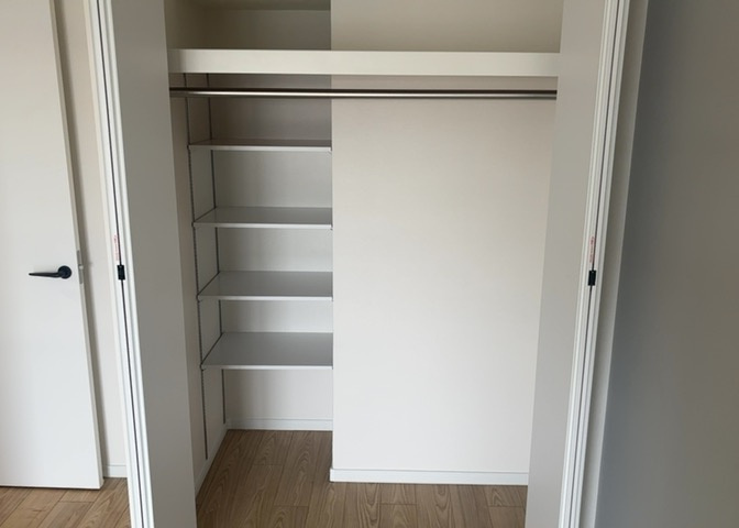 デザイン性を重視しすぎて収納が少なかった！なんてことにならないため、事前に現地で収納の数を確認しておくことをお勧めします。クローゼット以外にも床下収納や屋根裏収納、パントリーなどもチェックしましょう。