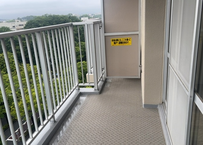 バルコニーは、室外の専用スペースのうち、「屋根がなく開放された空間」であるものを指します。ベランダより広いタイプのものが多く、日当たりもよいため家庭菜園などを楽しみたい人にとって適した環境となります。