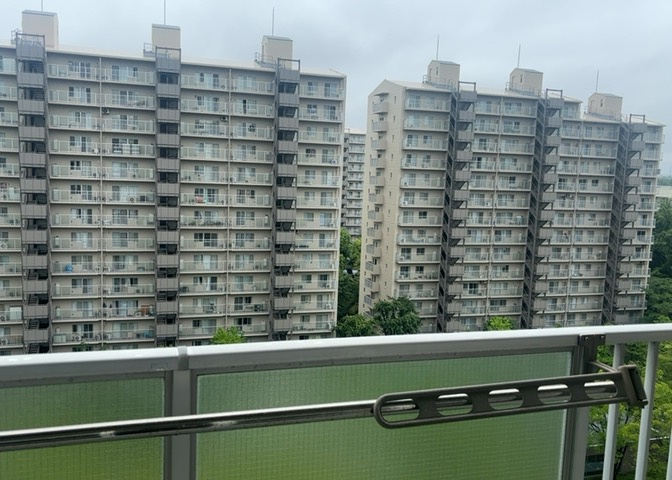 眺望の良さを楽しめるダイニングキッチンで家族団らんの時間を過ごしてはいかがでしょうか。バルコニーから見える景色を家族で眺める時間は、時間が経つのを忘れてしまいそうですね。是非、現地を見に行きましょう！