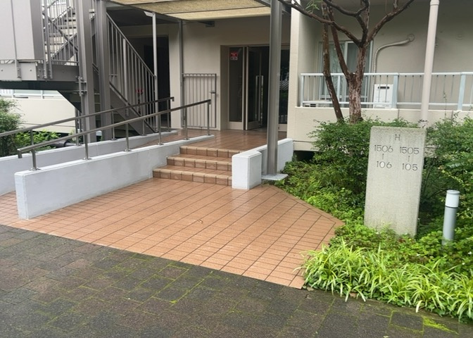 マンションのエントランスには、もともと風よけや防犯の役割がありますが、マンションによって宅配ボックスなどの設備が備わっている所もあります。日々の生活をイメージしながら生活しやすさをチェックしましょう。